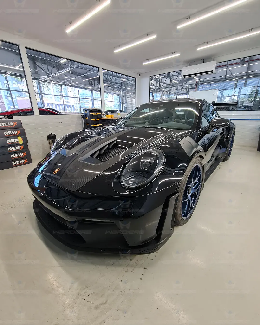 Porsche 911 GT3 preto no showroom Wardiere